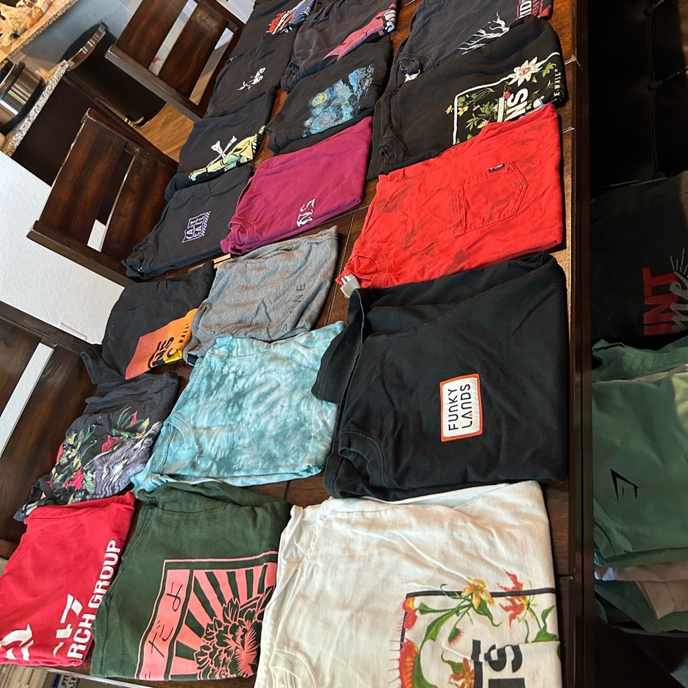 Mens Graphic Tees 
Size M $8/each

Gymshark Tees 
Size L $13/each
